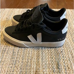 NWOT Veja Campo Chromefree Leather—black and white. Size 8